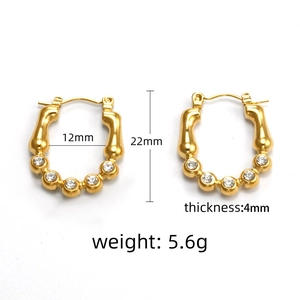 Détail des boucles d'oreilles en acier inoxydable 18k avec cristaux et dimensions