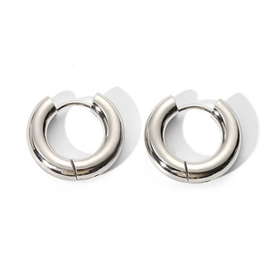 Boucles d'oreilles créoles cœur épaisses en acier inoxydable poli sur fond blanc