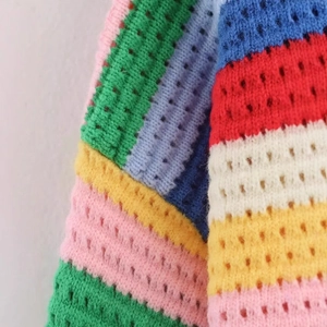 Pull en maille arc-en-ciel pour femme avec motif ajouré et détails de rayures colorées