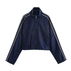 Giacca di jeans blu scuro con strisce bianche sulle maniche e zip frontale su bianco