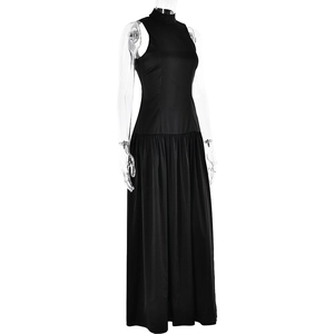 Vue détaillée d'une robe longue en satin noir dos nu avec plis élégants sur un mannequin