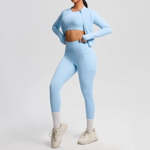 Dreiteiliges hellblaues Yoga-Set mit Jacke, Sport-BH und Sporthose mit Seitentasche