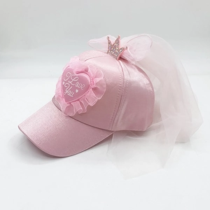 Dettaglio cappello baseball in raso rosa con corona di strass e velo da sposa bianco lungo