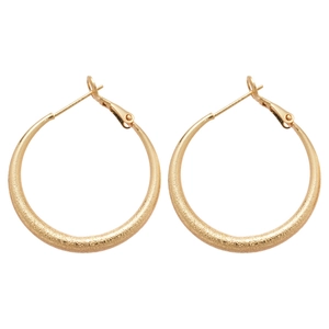 Boucles d'oreilles créoles rondes en or mat pour femmes avec texture brossée minimaliste