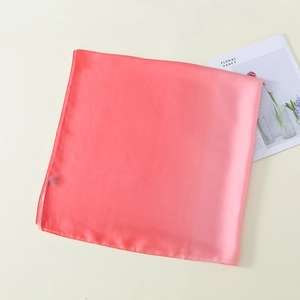 Makro-Detail des Seidenschals mit Farbverlauf in Pink und Koralle und weicher Textur