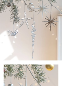Dettaglio di fiocchi di neve e stelle in acrilico trasparente appesi ai rami di Natale