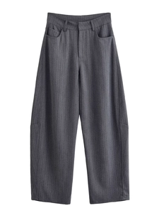 Détail du pantalon taille haute à jambes larges en tissu gris foncé à rayures
