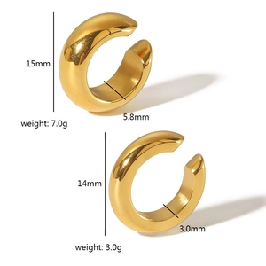 Detailed dimensions and weight info for two golden stainless steel C-shaped ear cuffs