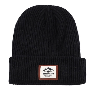 Schwarze Strickmütze mit Outdoor-Patch-Stickerei für Wärme und Stil im Winter