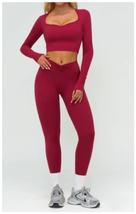 Dettaglio dei leggings yoga a vita alta con vita a incrocio a V e tessuto a maglia rosso scuro