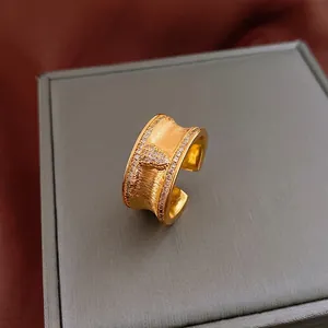 Anello largo vintage placcato oro con zirconi e finitura in metallo spazzolato