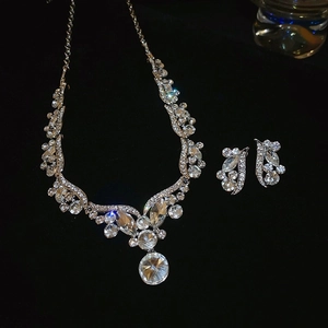 Elegantes Set aus Halskette und Ohrringen in Silber mit funkelnden Kristallanhängern