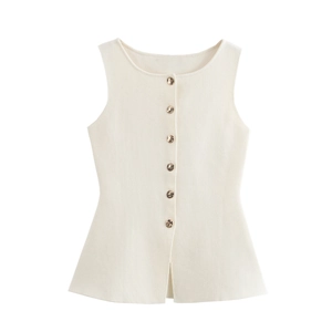 Détail du gilet en maille crème avec boutons dorés décoratifs et ourlet péplum élégant