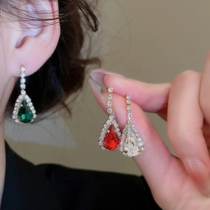Detail von grünen Wassertropfen-Ohrringen mit Diamantbesatz und luxuriösem Design