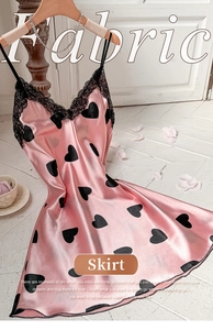 Détail de la nuisette en satin rose à motif cœurs noirs et bordure en dentelle délicate