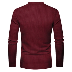 Detaillierte Rückansicht eines schmal geschnittenen burgunderroten Langarm-Henley-Shirts
