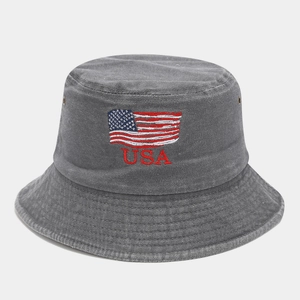 Détail de la broderie drapeau USA sur bob en denim gris foncé avec œillets métalliques