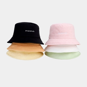 Dettaglio di cappelli bucket in spugna color pastello con ricamo mama alla moda