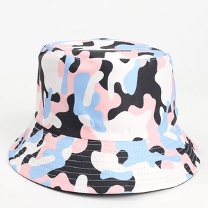 Détail du bob camouflage rose et bleu montrant le tissu robuste et les coutures renforcées