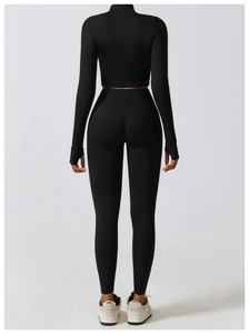 Détails de l'ensemble de yoga noir avec coutures ergonomiques et passe-pouce sur la manche