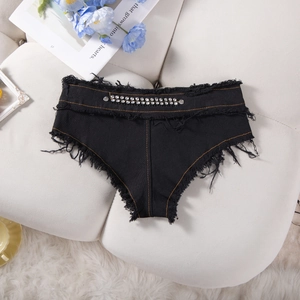 Dettaglio di pantaloncini di jeans neri con vita in strass argentati e bordi sfilacciati