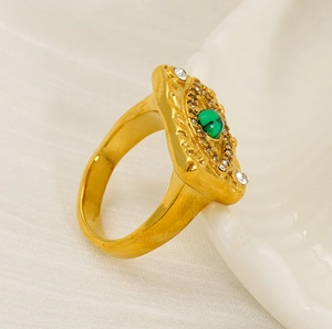 Détail macro d'une bague oeil vintage avec pierre verte et accents pavés
