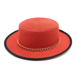 Chapeau canotier rouge en paille avec bord noir et chaîne dorée pour la plage