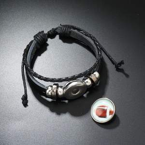 Gros plan d'un bracelet en cuir tressé avec bouton pression motif football américain