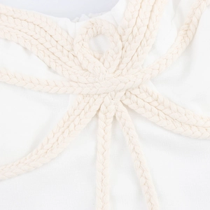 Dolce abito bianco con intricati dettagli di nodi in corda intrecciata e tessuto materico