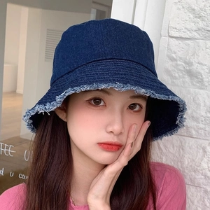 Chapeau bob en jean bleu foncé avec bords effilochés pour protection solaire vue de face