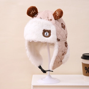 Dettaglio del cappello invernale trapuntato per bambini con orecchie d'orso e pelliccia