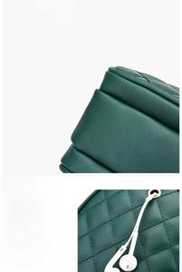 Détail du sac en cuir matelassé vert montrant l'orifice pour écouteurs et les coutures