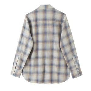 Vista posteriore camicia scozzese ampia da donna con orlo curvo blu e marrone