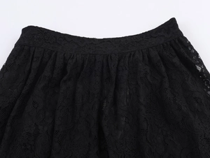 Gros plan détaillé sur la texture de dentelle et la taille élastique du pantalon