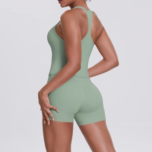 Détail du haut de sport dos nageur vert sauge et du legging taille haute assorti