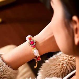 Vintage Barockperlen-Armband mit Rubinen in Goldoptik passend zum edlen Pelzmantel
