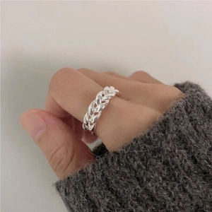Dettaglio dell'anello in argento sterling S925 con motivo a cuore intrecciato sulla mano