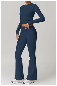 Vue détaillée de l'ensemble de yoga bleu marine avec pantalon évasé et haut à manches longues
