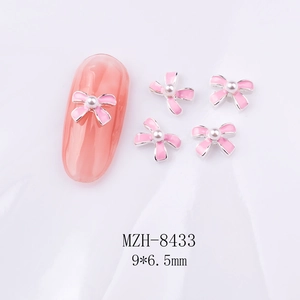 Detailansicht 9x6,5mm Nagelkunst-Schleife in Rosa mit weißer Perle und Silberrand