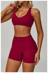 Dettaglio degli shorts da yoga a vita alta bordeaux e reggiseno sportivo