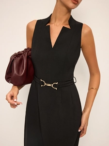 Abito nero elegante con scollo a V, fibbia dorata e vita sfiancata per uno stile urban