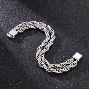 Détail d'un bracelet double chaîne de moto en acier inoxydable argenté avec fermoir magnétique