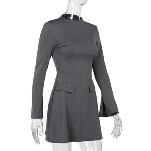 Détails de la robe gris anthracite avec fentes aux manches et rabats de poches