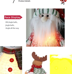 Detailansicht der leuchtenden Plüsch-Weihnachtsmänner mit weichen Stricktexturen