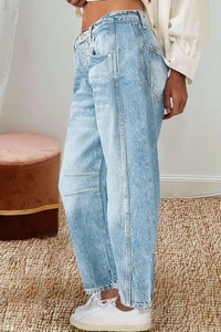 Nahaufnahme der hellblauen Vintage-Barrel-Jeans mit Denim-Textur und Waschungseffekten