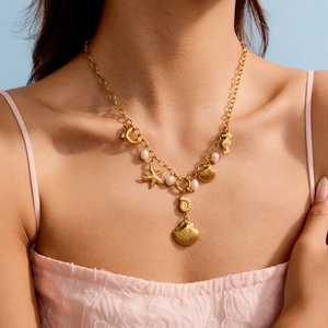 Collier en acier titane doré avec pendentifs coquillages, étoiles de mer et perles