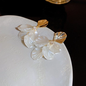 White Flower Petal Dangle Earrings With Silver Earring Post Alloy Acrylic Rhinestone Elegant French Style For Women