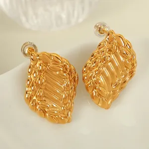 Boucles d'oreilles vintage ondulées dorées avec texture gaufrée détaillée pour femmes
