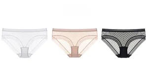 Détails des bords en dentelle et mesh à pois sur ces culottes basses transparentes