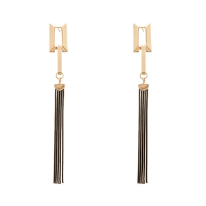 Orecchini geometrici dorati chic con lunghe catene a nappa nere su sfondo bianco